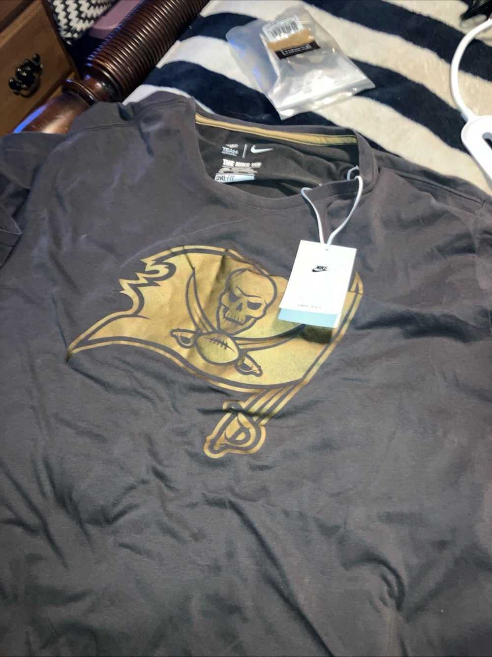 Nike Men’s Gray Short-Sleeve Graphic Tee with Gold Logo NFL Tampa Bay Buccaneers